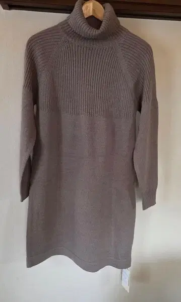 미사용 새상품 HusHusH 니트 원피스 터틀넥 니트 원피스 (모카)