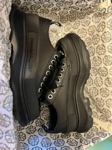 Alexander McQueen 인기 통굽 스니커즈 블랙