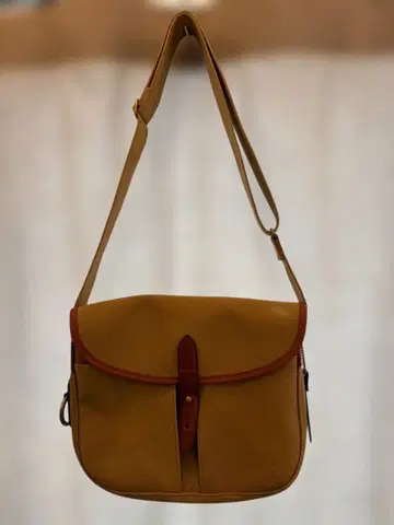 Brady (브래디) STOUR (스토어) 숄더백 일부 얼룩 있음