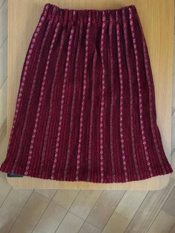 빨간색과 검은색 니트 플레어 스커트