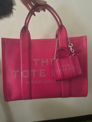 마크 제이콥스 쇼킹 핑크 더 토트백 나노 참 포함