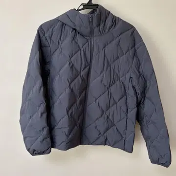 미사용에 가까운 유니클로 퍼프 테크 후드티 L 사이즈