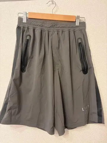 LYFT 그레이 숏팬츠 지퍼 포켓 부착