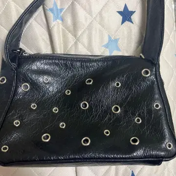 아이렛 장식 블랙 숄더백