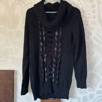 블랙 하이넥 니트 스웨터