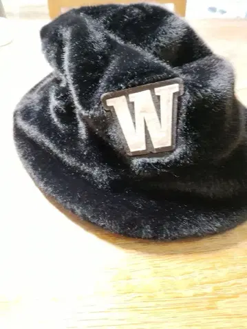 플리스 소재의 블랙 모자 W 로고 빅 배드 울프