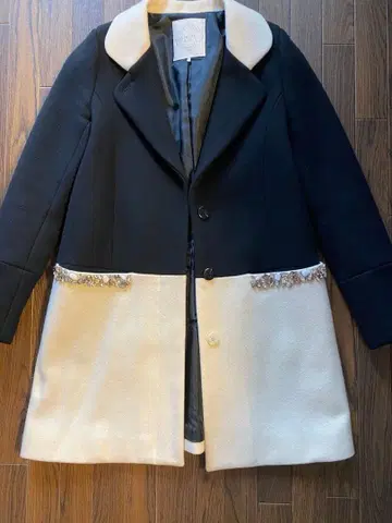 Chesty 비쥬 버튼 부착 피코트