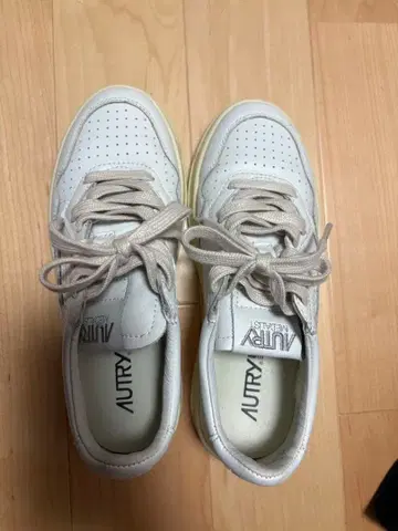 AUTRY 화이트 가죽 스니커즈