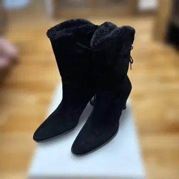 블랙 퍼 달린 스웨이드 부츠