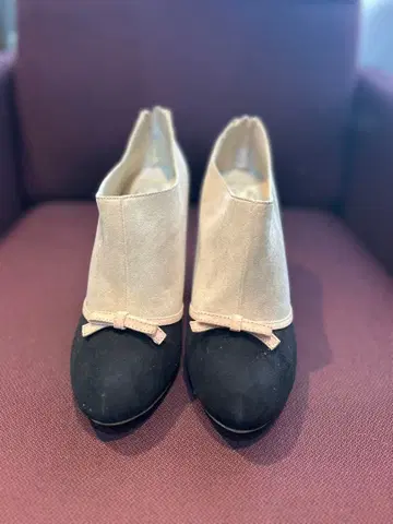 RANDA 베이지와 블랙의 스웨이드 느낌 부티