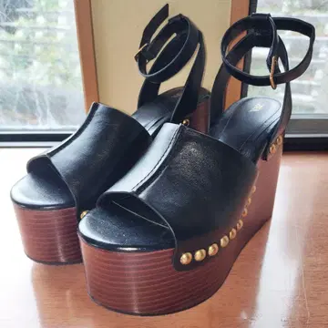 ZARA 블랙 가죽 샌들 골드 스터드