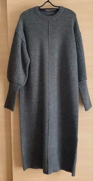 SENSE OF PLACE 센터 시임 삼홀 니트 원피스