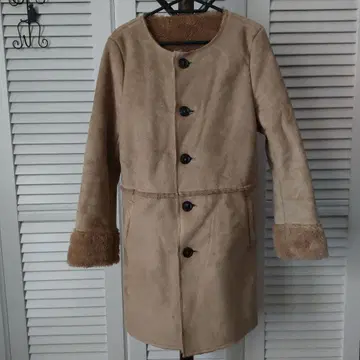 베이지 무스탕 코트