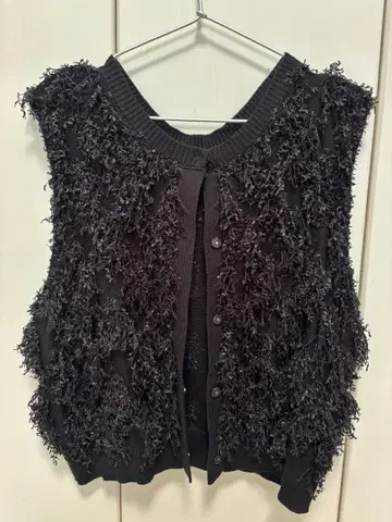 프린지 달린 블랙 니트 베스트