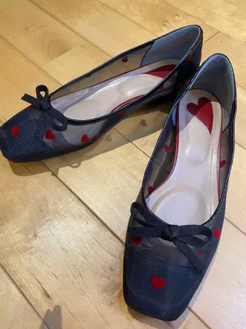 DIANA 블랙 하트 패턴 플랫슈즈 24