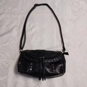 스터드 장식 블랙 숄더백