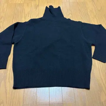 캐시미어 혼방 블랙 터틀넥 스웨터 긴팔