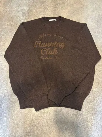 러닝 클럽 브라운 스웨터
