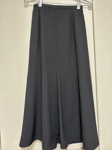 유니클로 블랙 머메이드 플레어 스커트