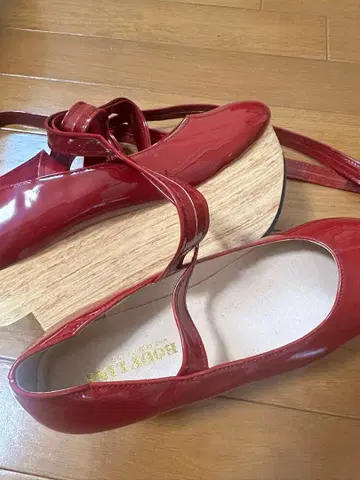 빨간색 발레 슈즈 우드힐 크로스 스트랩