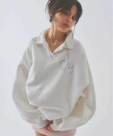 페리큐어 비쥬 자수 화이트 오버 사이즈 트레이닝복