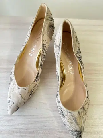 MAMIAN 꽃무늬 베이지 스틸레토 펌프스