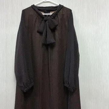 다크 브라운 도트 무늬 리본 포함 원피스