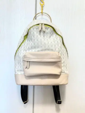 Q 하트 화이트 x 베이지 모노그램 패턴 럭색/백팩