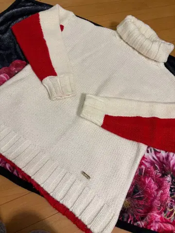 Rady//화이트/레드 터틀넥 스웨터