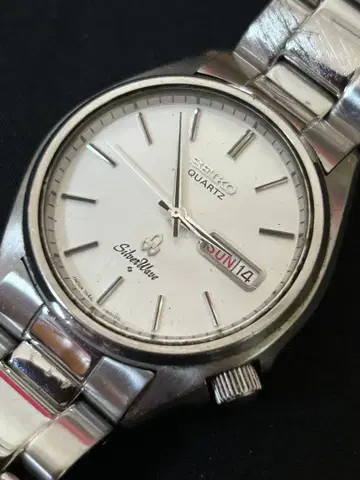 SEIKO 실버 웨이브 쿼츠 손목시계 작동 중