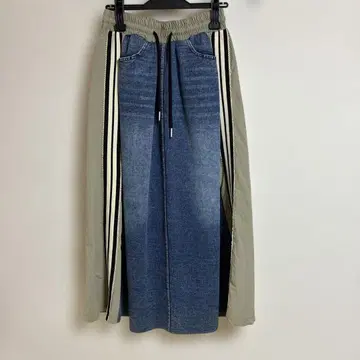 데님과 그레이 스트라이프 롱 스커트