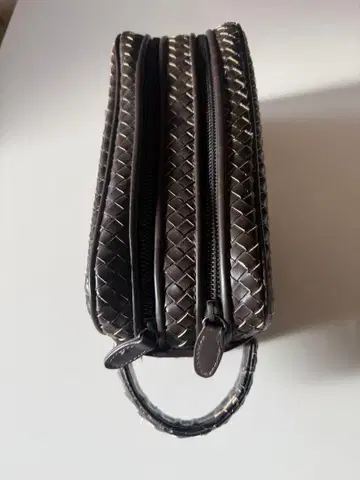 다크 브라운 꼬임 가죽 클러치백