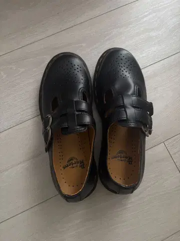 Dr. Martens 블랙 가죽 신발