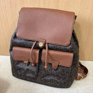 Calvin Klein 로고 프린트 디자인 브라운 백팩