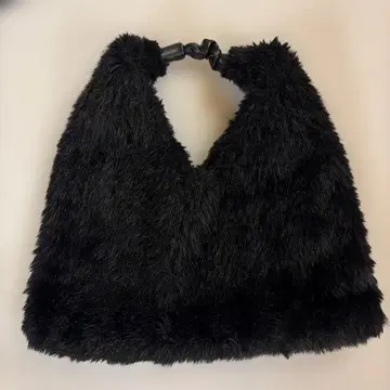 이번 시즌 인기 블랙 퍼 숄더백