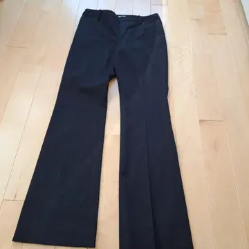 블랙 플레어 팬츠 백 포켓 부착