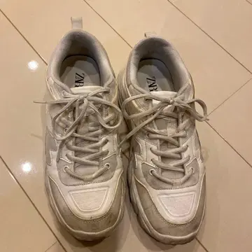 ZARA 화이트 스니커즈 42