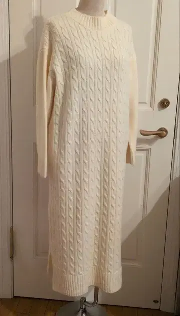 어반 리서치 크림색 케이블 니트 롱 원피스