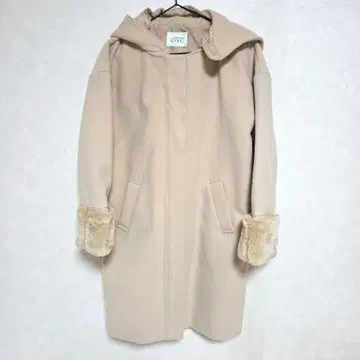 LOWRYSFARM 후드 부착 퍼 소매 롱 코트