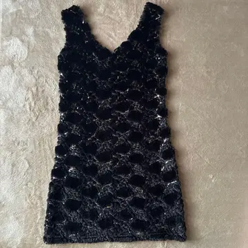 슬리브리스 V넥 퍼 라메 미니 원피스