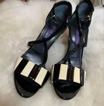 에나멜 스트라이프 디자인 하이힐