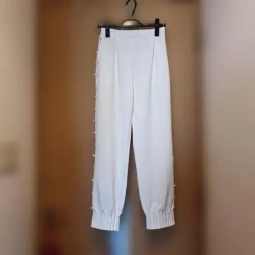 화이트 팬츠 사이드 펄 장식