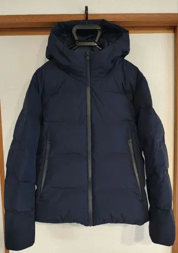 고품질 유니클로 심리스 다운 파카 3D 컷 네이비 M 사이즈