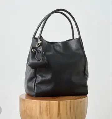 새상품 비어즐리 참 장식 토트백 블랙