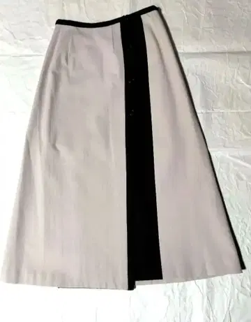 미색과 블랙 플레어 스커트