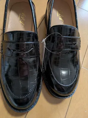 [ 가격 인하 중 ] 새상품 블랙 에나멜 악어 무늬 로퍼