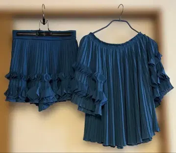 Lily Brown 셋업 플리츠&프릴 오프숄더 숏팬츠