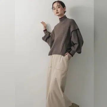 SENSE OF PLACE 스트레치 숄더 턱 스웨터