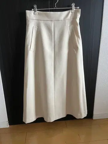 아이보리 플레어 스커트 사이드 포켓 포함