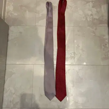 Salvatore Ferragamo와 블랙 라벨의 옅은 핑크 넥타이